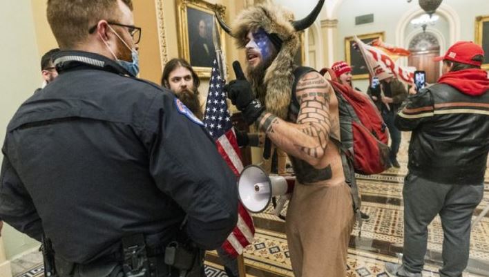 El hombre que usó cuernos en el Capitolio fue trasladado a la cárcel de Virginia