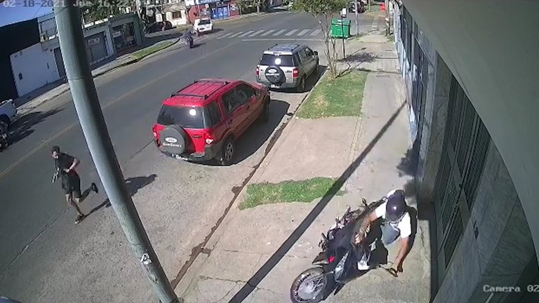 En Argentina, un policía de civil mató a un “motochoro” e hirió a su acompañante que querían robarlo (VIDEO)