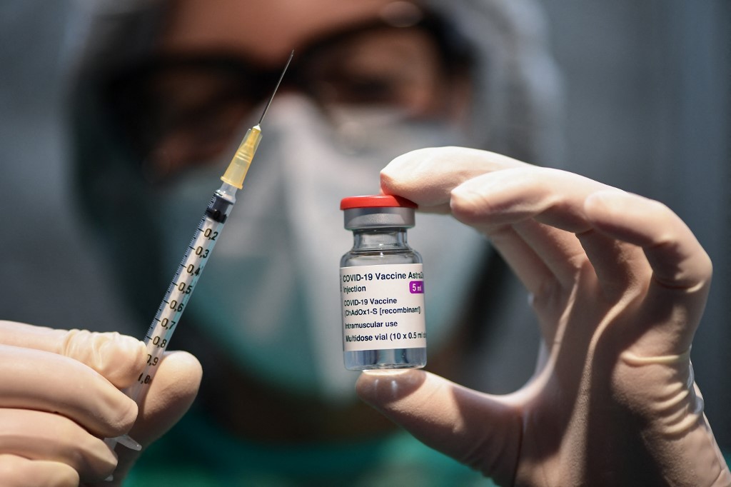 Identifican 30 casos de coágulos entre vacunados con AstraZeneca en Reino Unido