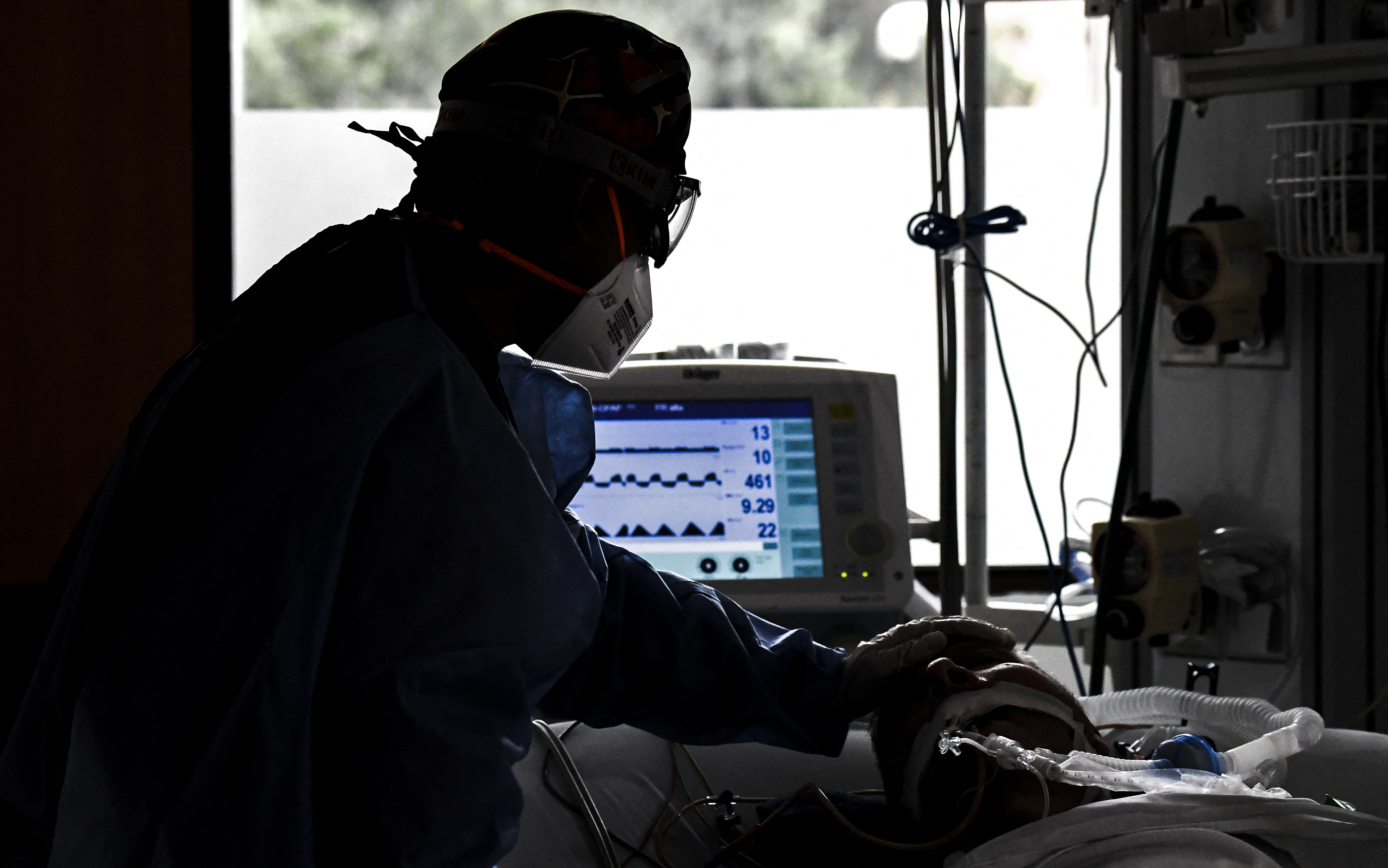El médico paciente que caminó la pandemia en Colombia al filo de la muerte