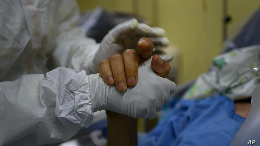 Venezolanos claman por ayuda en las redes mientras esperan las vacunas