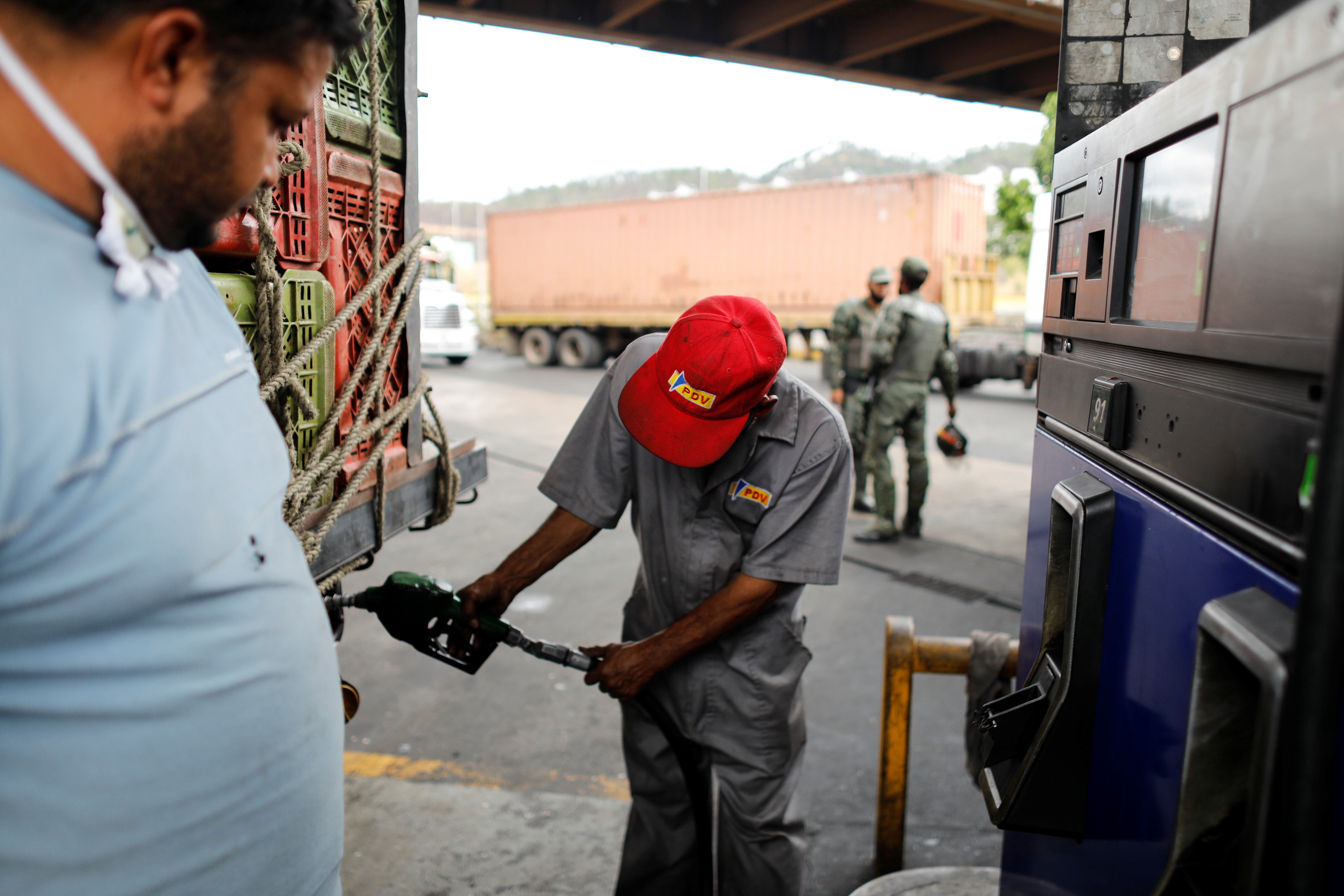 Las nuevas bombas de gasolina en Venezuela: Bodegones, música en vivo y surtidores chinos