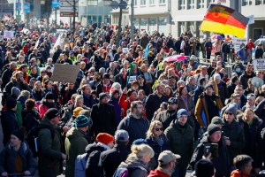 Enfrentamientos entre policía y manifestantes opuestos a restricciones por pandemia en Alemania
