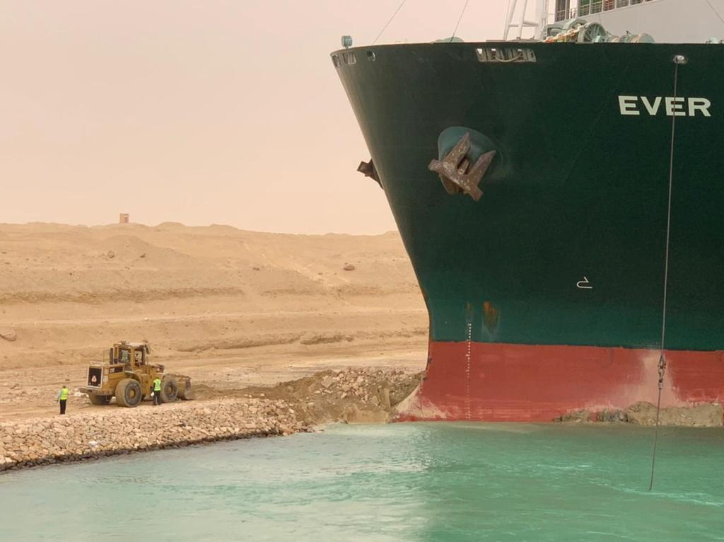 Un “error humano” pudo causar encallamiento de buque en canal de Suez