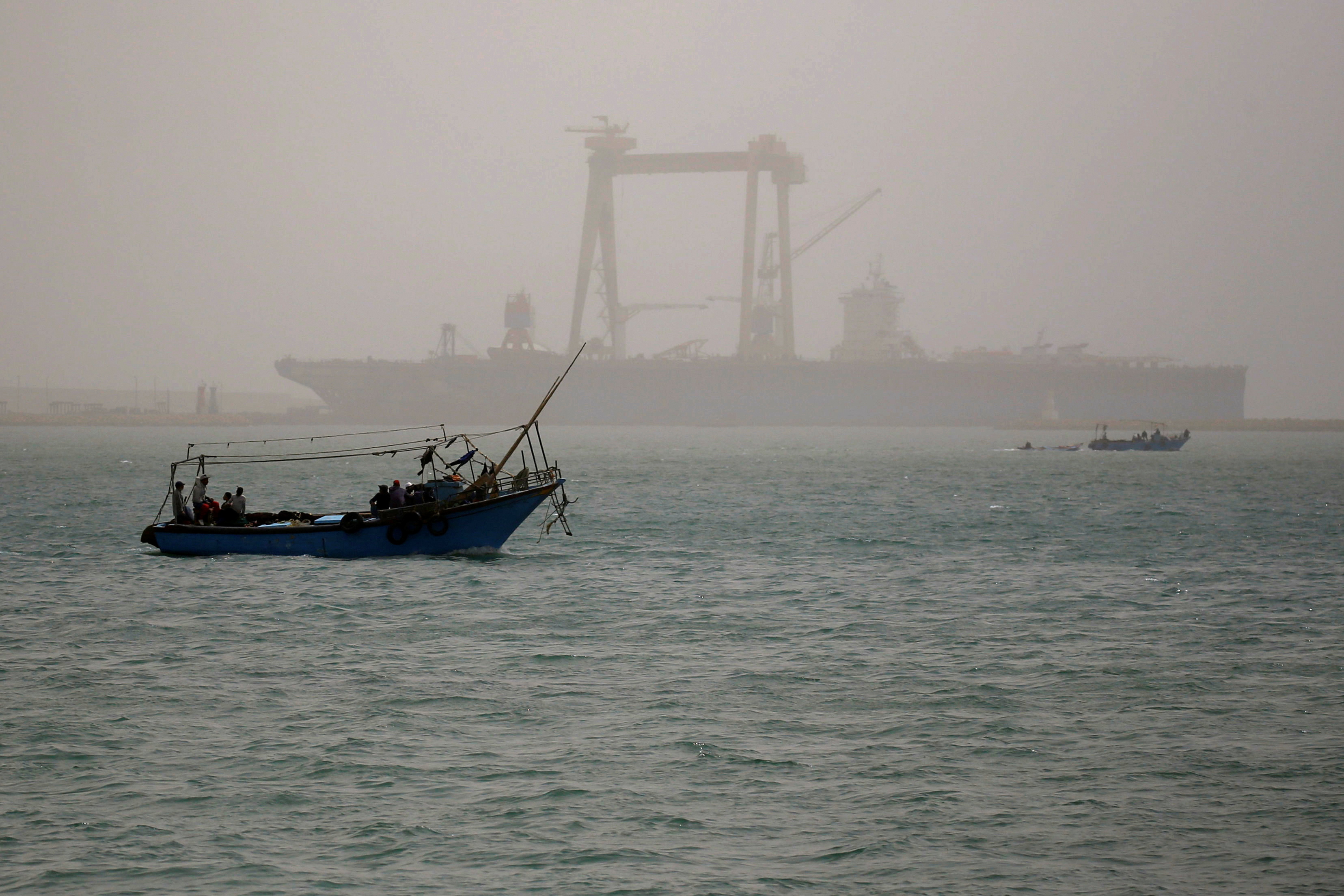 Remolcadores trabajan para liberar buque portacontenedores gigante atrapado en Canal de Suez