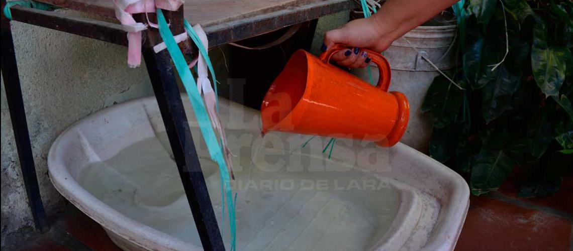 Larenses almacenan agua en envases improvisados debido a los altos costos de los tanques