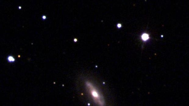 ¿Por qué se mueve el agujero negro supermasivo de la galaxia J0437+2456?
