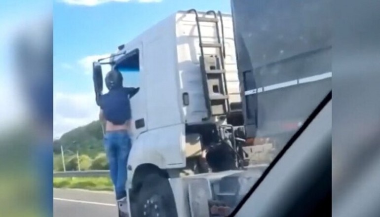 Dramáticas imágenes: Se aferró durante 30 kilómetros al camión que huyó tras chocar y matar a su esposa 