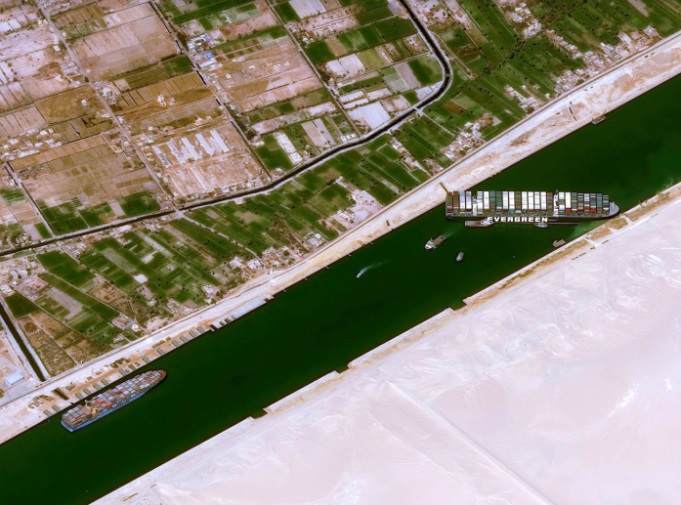 Estados Unidos se ofrece a ayudar a Egipto a desbloquear el Canal de Suez