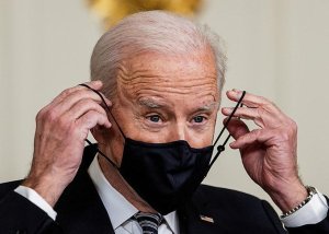 Biden regresa al uso de la mascarilla luego de que su esposa contrajera Covid-19