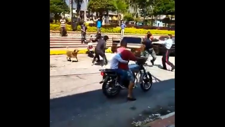 ¿Matraqueo? Motorizados y policías protagonizaron una trifulca en Mérida (Video)