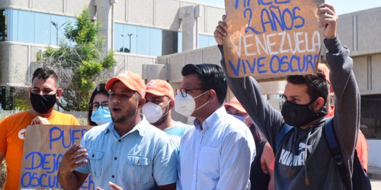 Jóvenes de Voluntad Popular protestan frente a Corpoelec Zulia