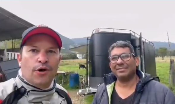 Director de Migración Colombia se accidentó en moto… pero un venezolano lo auxilió (VIDEO)