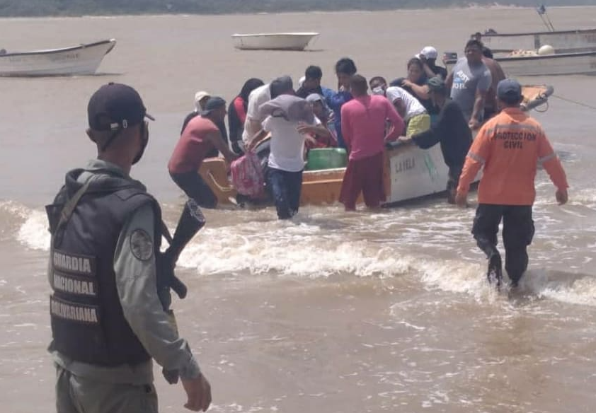 Rescataron en Falcón a 17 personas que naufragaron al tratar de llegar a Curazao
