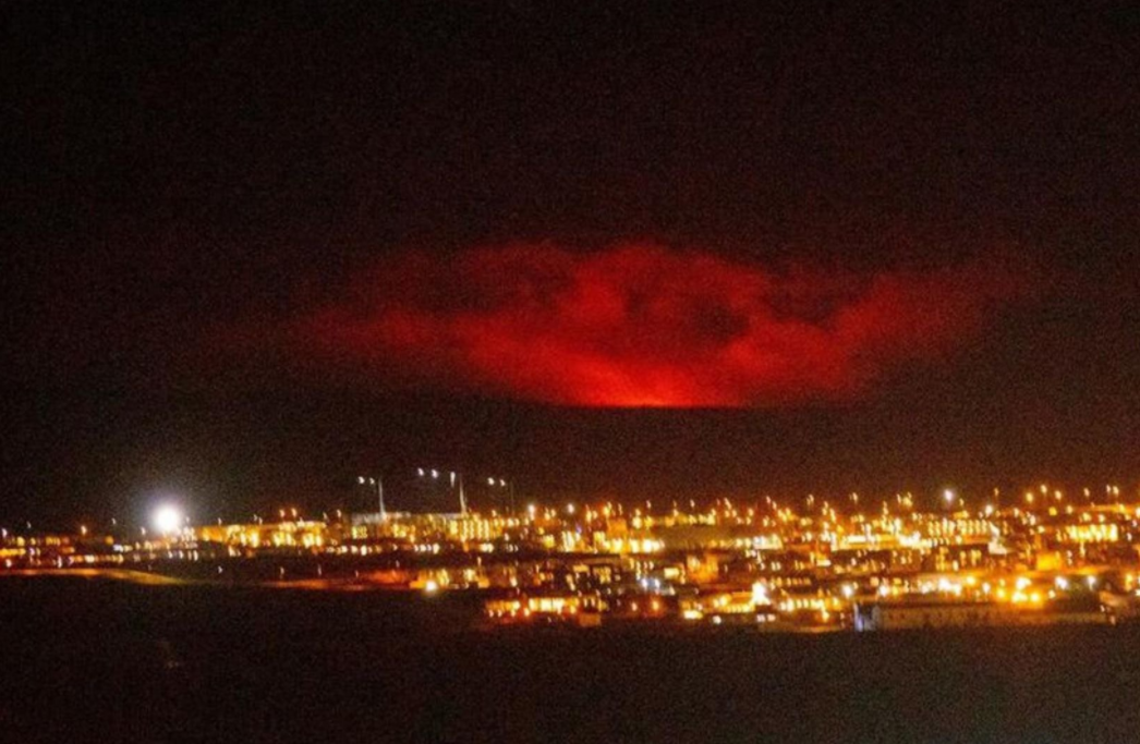 En VIDEO: Una erupción volcánica ilumina el cielo nocturno de Islandia