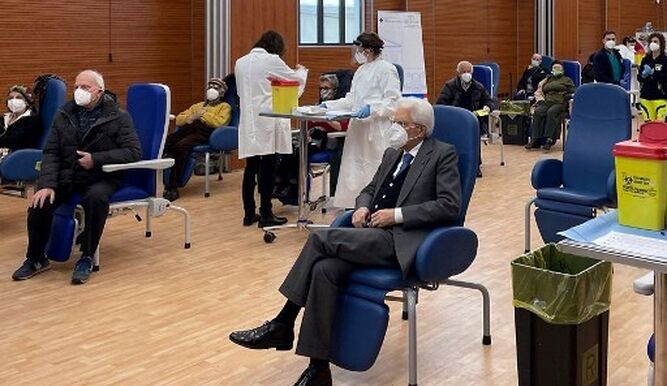 El presidente de Italia espera su turno y se vacuna contra el Covid-19