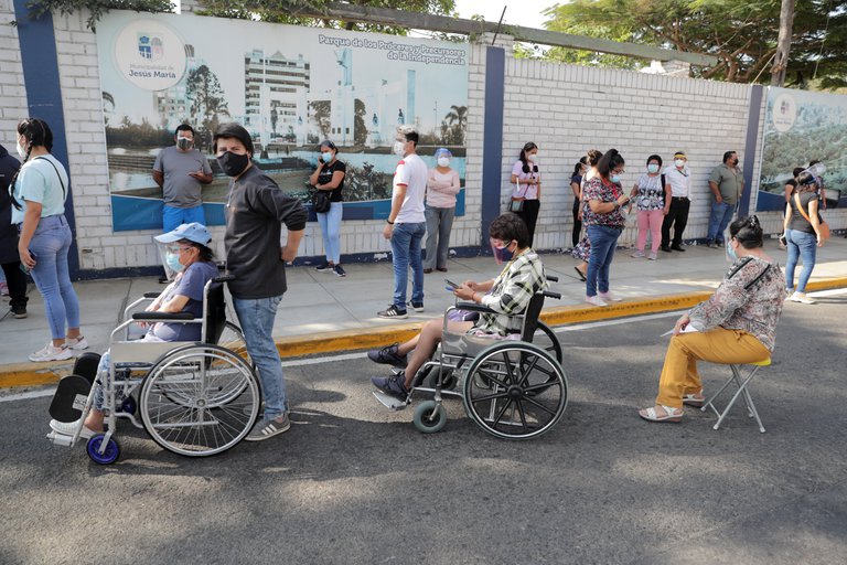 El órgano electoral de Perú llamó a los jóvenes a presentarse como voluntarios por la preocupante ausencia de presidentes de mesas