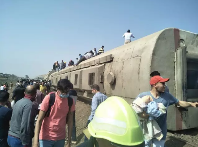 Al menos 32 muertos y más de 100 heridos tras descarrilarse un tren en Egipto (VIDEO)