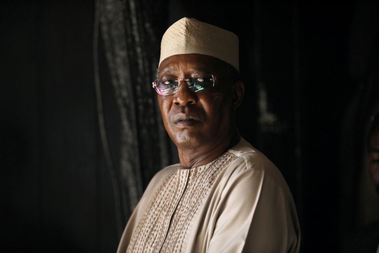 Quién fue Idriss Déby, el presidente de Chad por 31 años que murió combatiendo contra los rebeldes