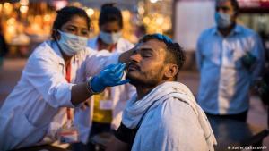 La temible variante india del coronavirus: La prueba PCR es inútil para detectarla y médicos apelan por este difícil método