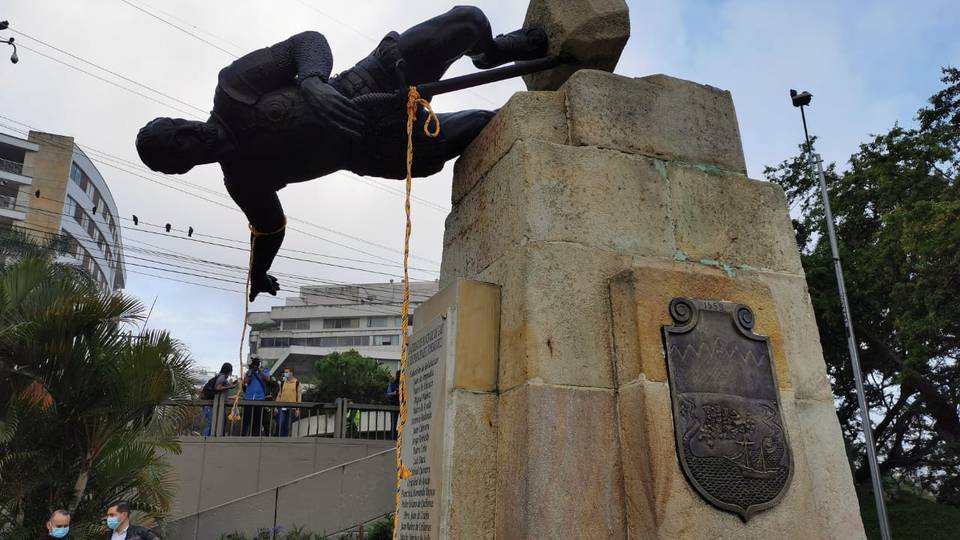 Indígenas colombianos derriban estatua de Sebastián de Belalcázar en Cali