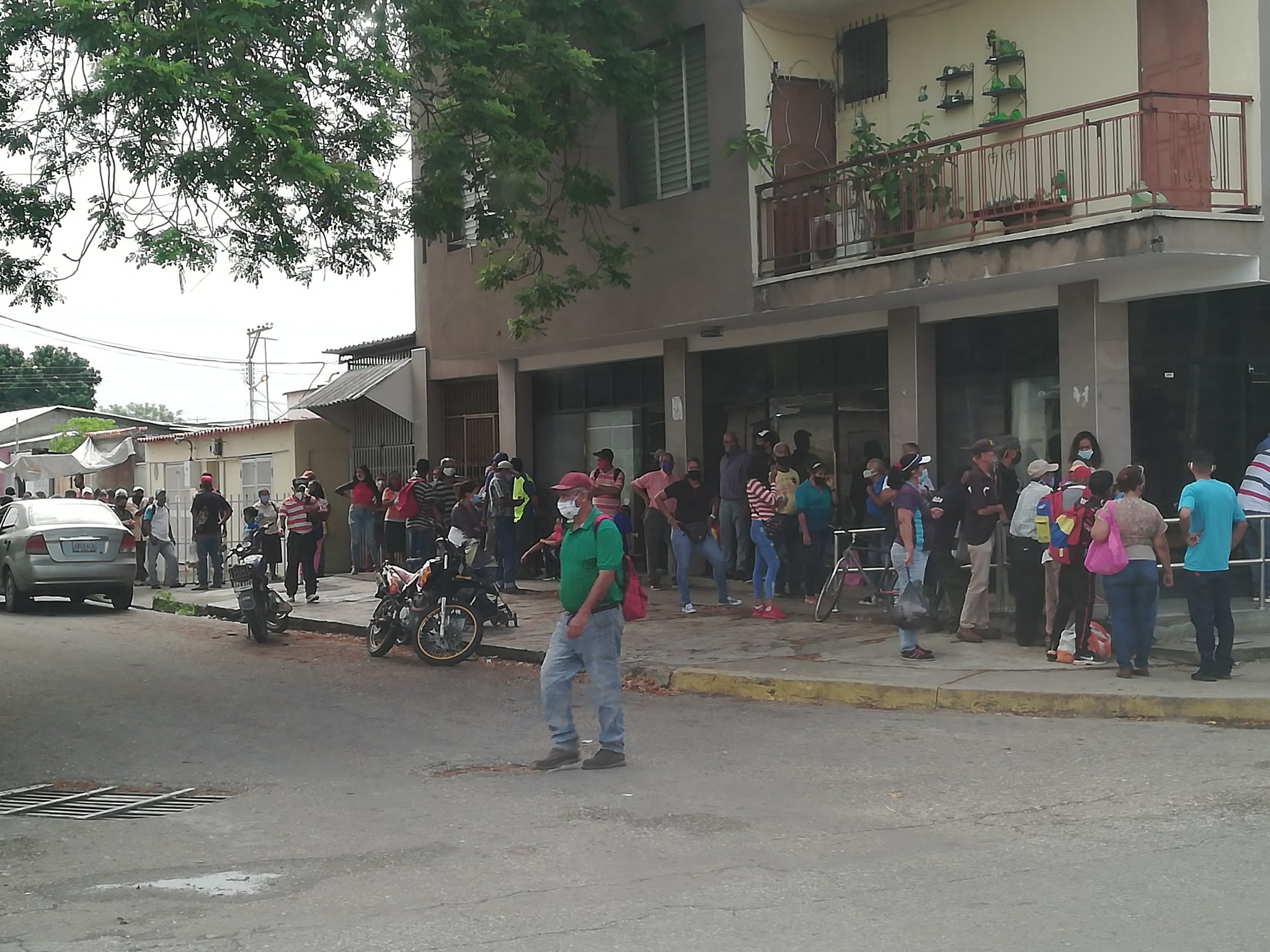 Cojedes sin distanciamiento social: Bancos y establecimientos a reventar este #16Abr (Fotos)  