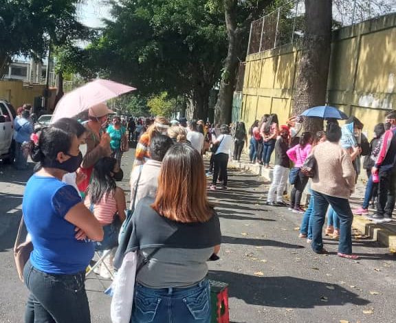 Nuevamente régimen de Maduro moviliza buses para que ecuatorianos en Venezuela voten por Arauz (FOTOS)