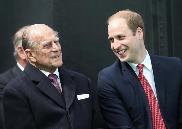 Príncipe Felipe acompañado de su nieto, el Príncipe Guillermo