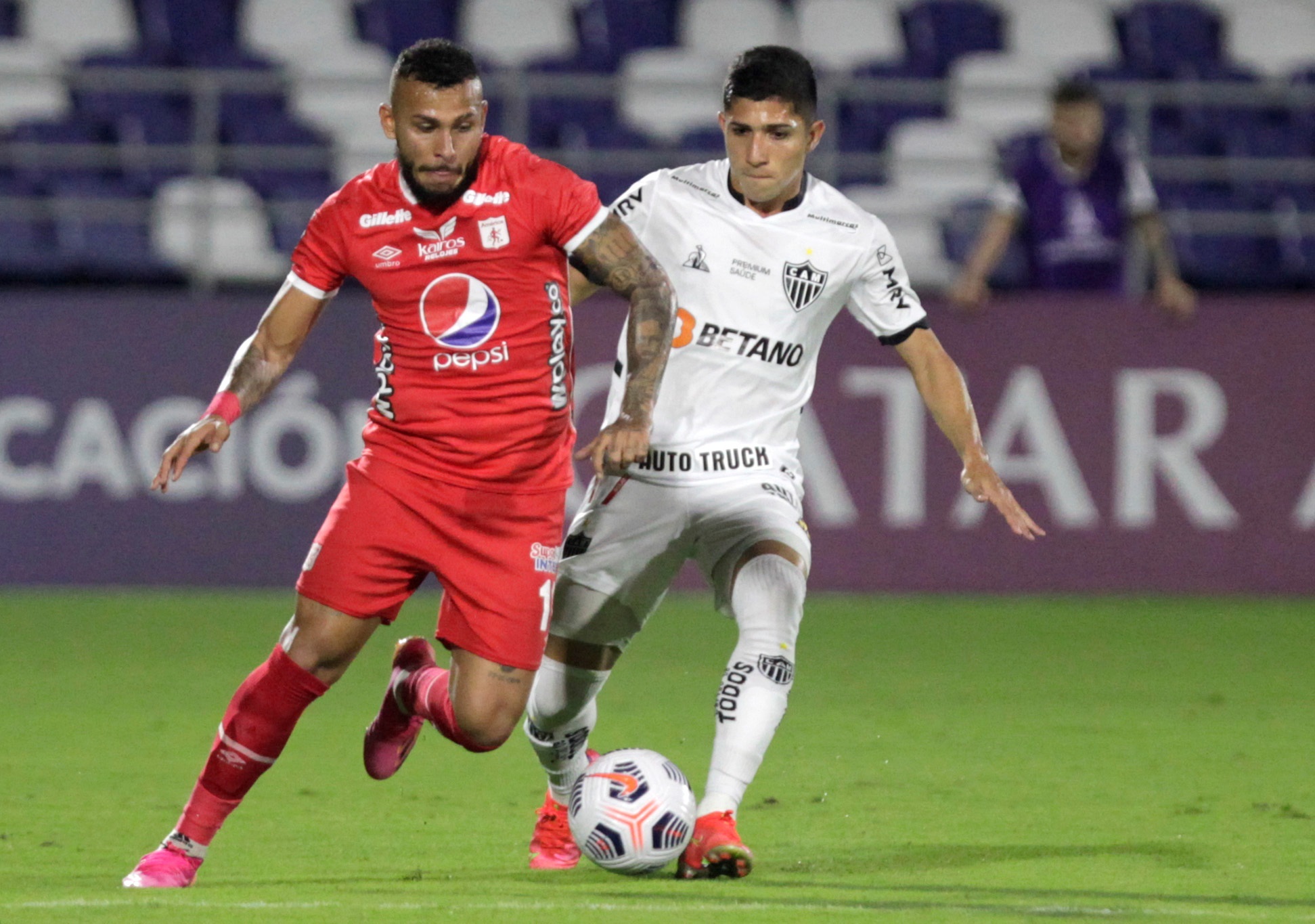 Savarino contribuyó en la victoria del Atlético Mineiro interrumpida por gases lacrimógenos (Video)