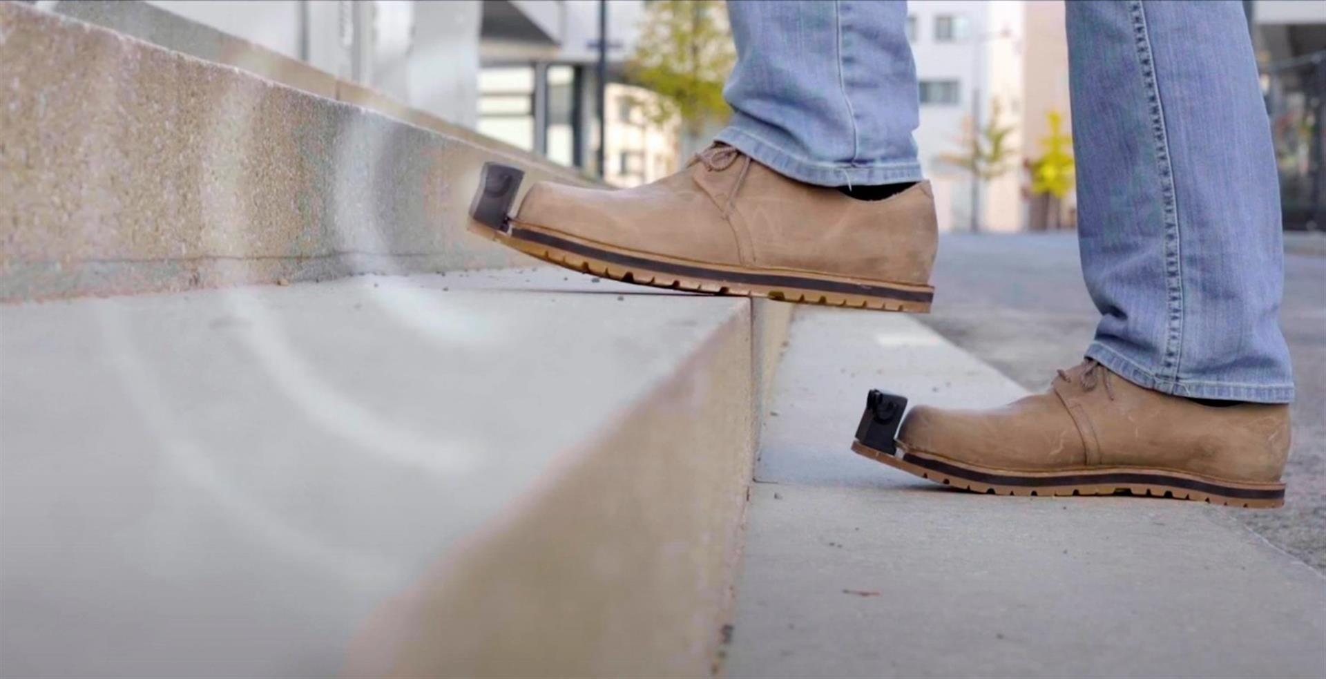 EN FOTOS: Los “zapatos inteligentes” que avisan a los invidentes de los obstáculos