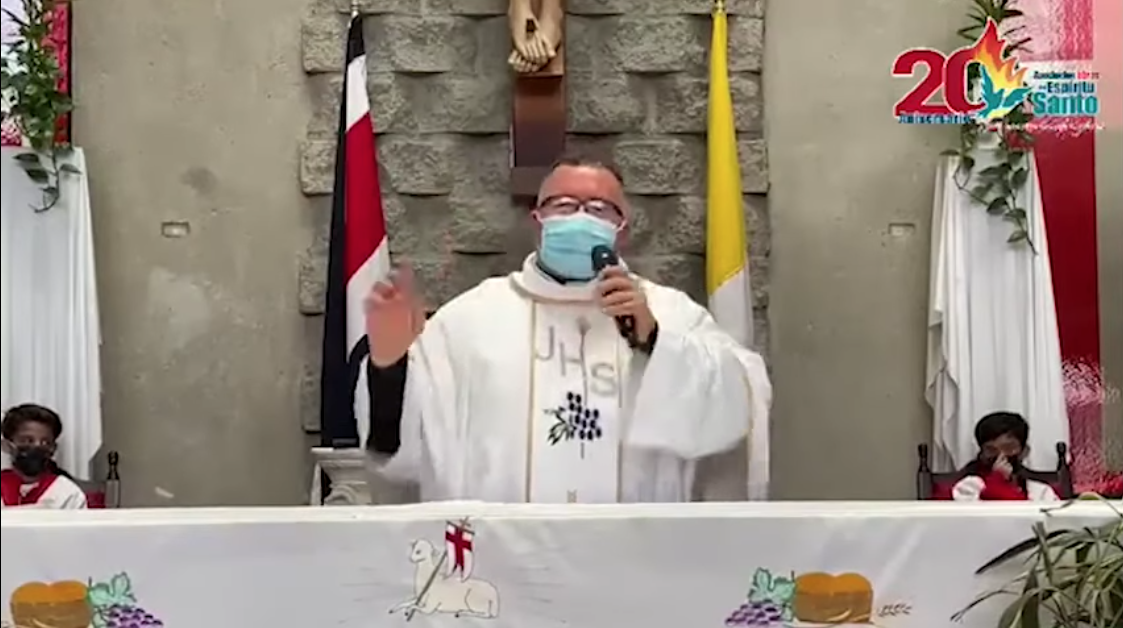 Un sacerdote se hizo viral por esta original canción “antiCovid” (Video + JAJAJA)