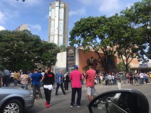 IMÁGENES: De la avenida México hasta la Bolívar… LA MEGA COLA para vacunarse en el Hotel Alba Caracas
