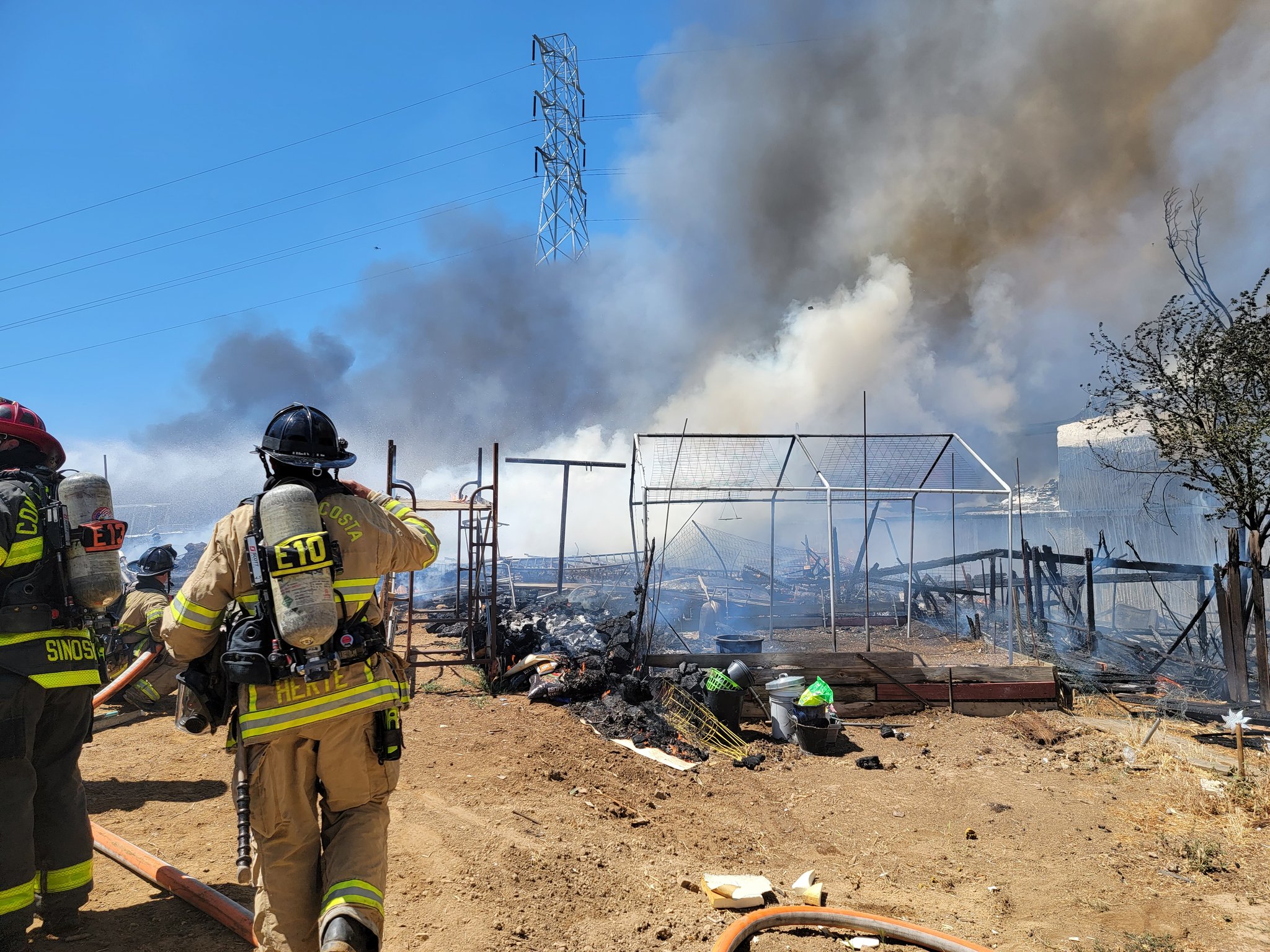 La travesura se salió de control: Niños provocaron un gran incendio mientras jugaban en California (Fotos)