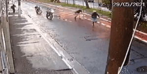 A motochoros en Brasil le salió el “tiro por la culata” al intentar robar a otro motorizado (VIDEO)