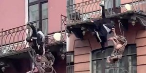 Tragedia y milagro: Discutían en su balcón, cedió la baranda y se estrellaron contra el piso (VIDEO)
