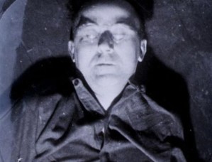 Una fuga imposible, cianuro y el remate de las fotos de su cadáver: El suicido de Himmler, el arquitecto del Holocausto