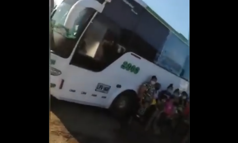 Venezolanos que viajaban en autobuses quedaron atrapados por protestas en Colombia (Video)