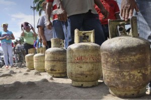 Con pegostes y abolladas: Cilindros de gas doméstico en Los Teques son una “bomba de tiempo”