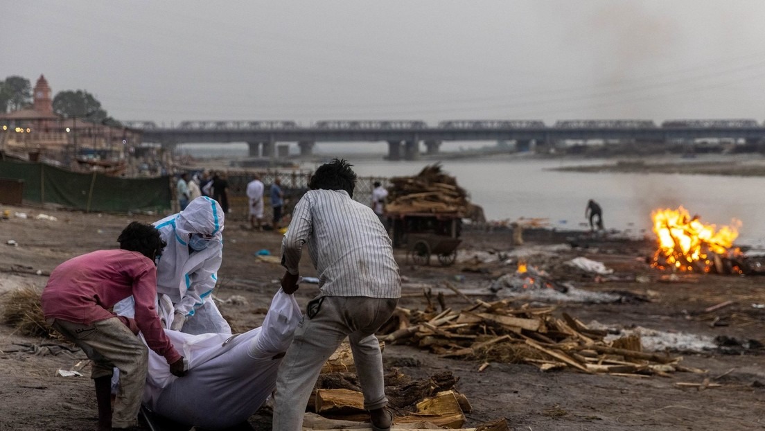 ¡De terror! Decenas de cadáveres de víctimas por Covid-19 aparecen flotando a orillas del río Ganges
