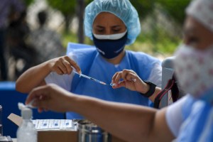 Denuncian lentitud e ineficiencia durante vacunación en Corposalud de Aragua (Video)