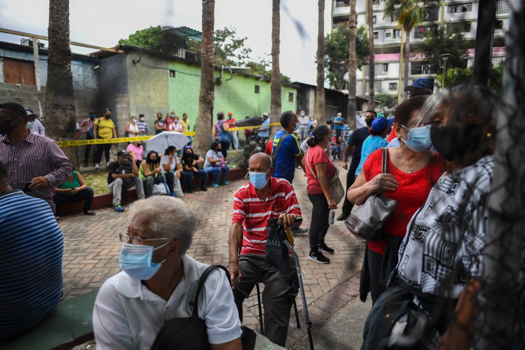 Largas colas para vacunación contra el Covid-19 en el barrio 23 de Enero de Caracas (Fotos)