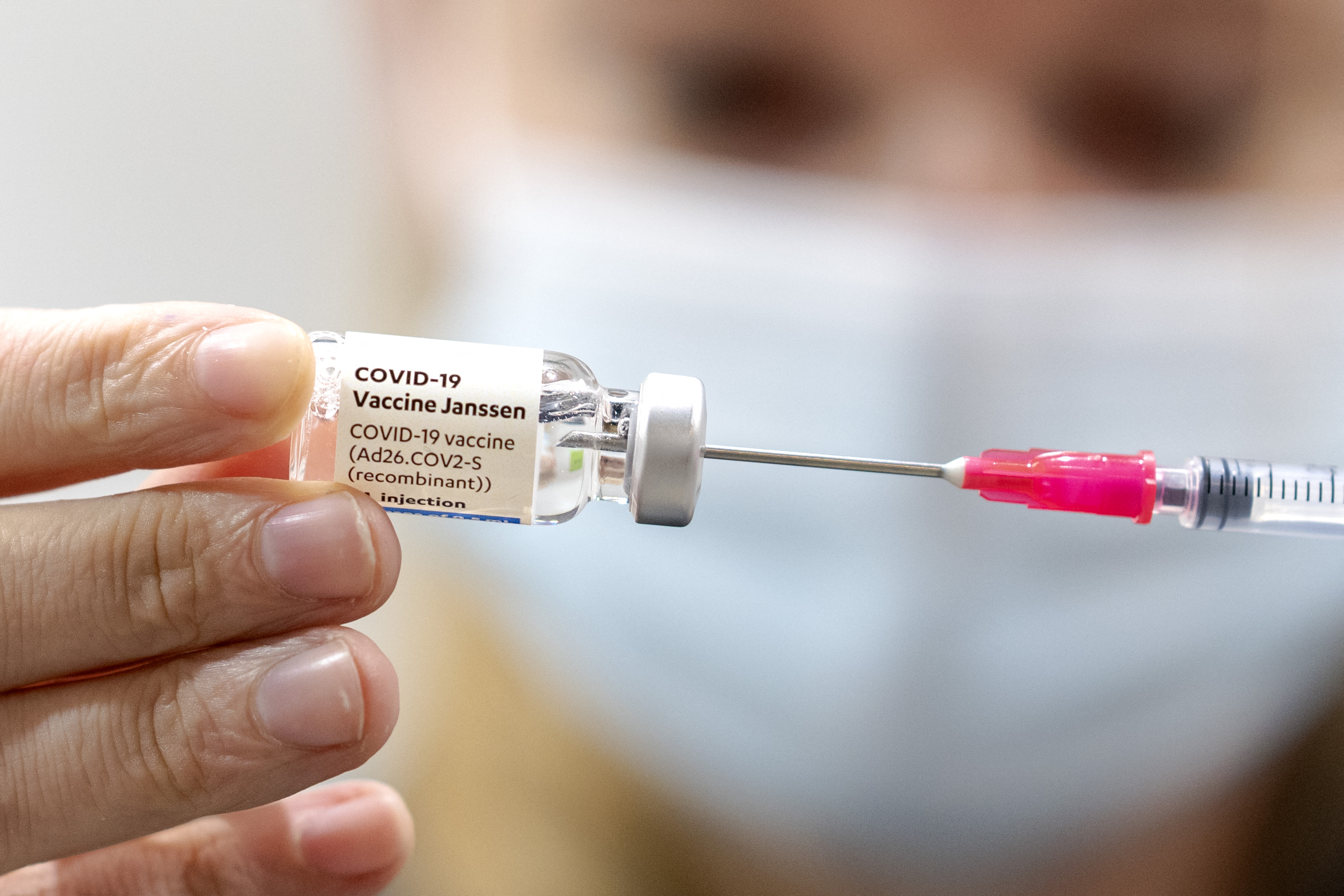 ¿Por qué la variante Delta del coronavirus provoca una explosión de casos entre los no vacunados?