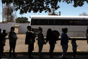 Hacinados sin agua ni ventilación: Rescataron a 60 migrantes de camiones en Texas