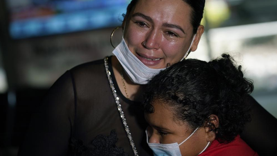 El emotivo reencuentro de una madre migrante con su hija en Texas tras seis años separadas (FOTOS)