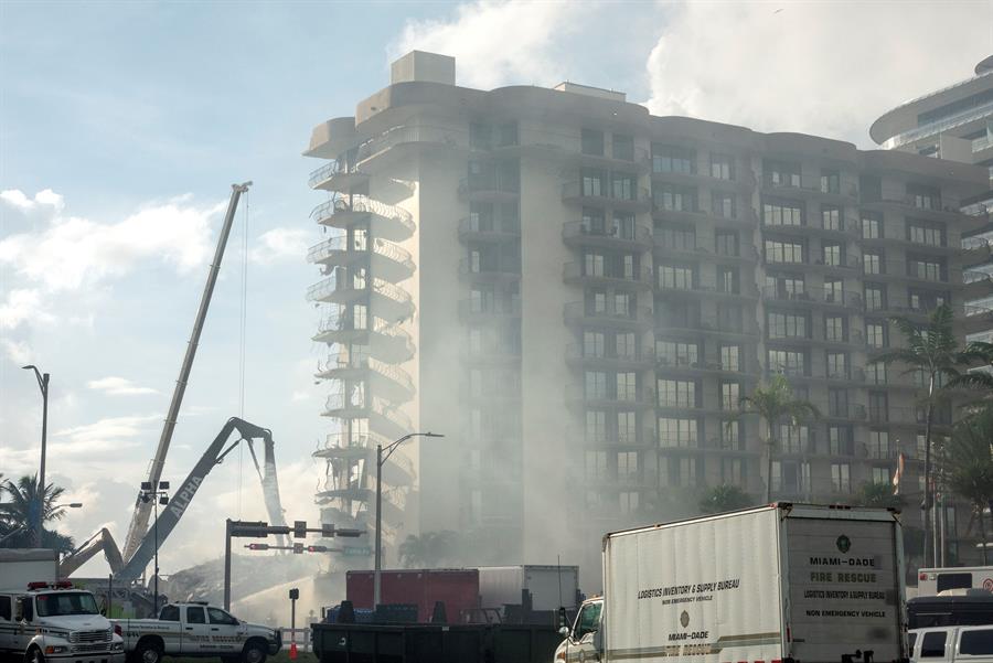 Un incendio dificulta las labores de rescate de sobrevivientes en derrumbe de Miami