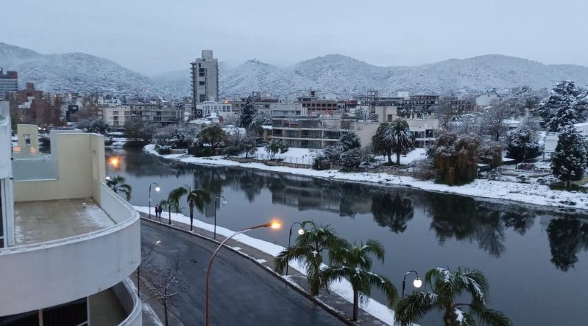 Ciudad argentina de Córdoba volvió a cubrirse de blanco con su primera nevada en catorce años (Fotos)
