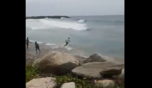 EN VIDEOS: Momento en el que rescatan a joven de morir ahogado en una playa en Caraballeda