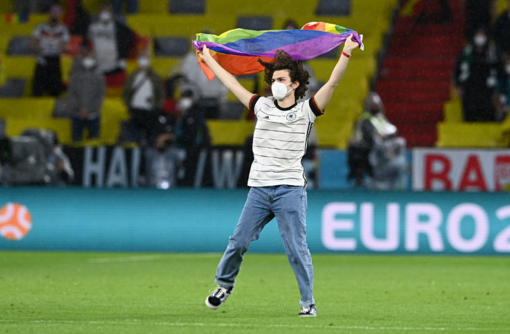 Activista con bandera arcoíris invadió terreno de juego durante himno de Hungría (Video)