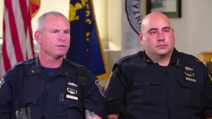 Héroes sin capa: Oficiales salvaron a una mujer y a su bebé atrapados debajo de un auto en Nueva York (VIDEO)