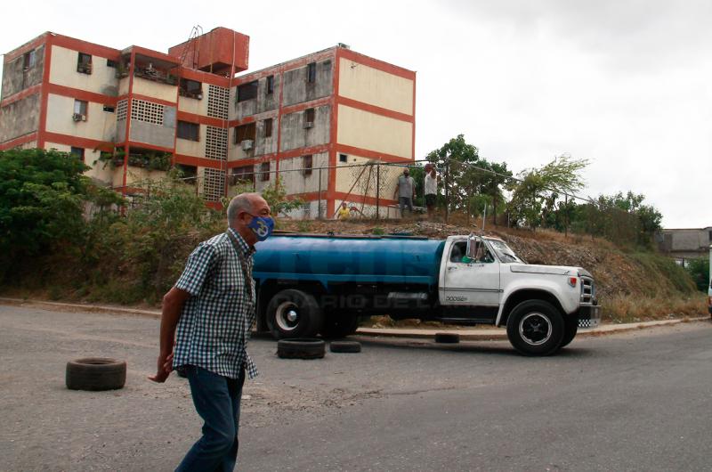 En Lara, ciudadanos destinan 20 dólares al mes para comprar agua por cisternas